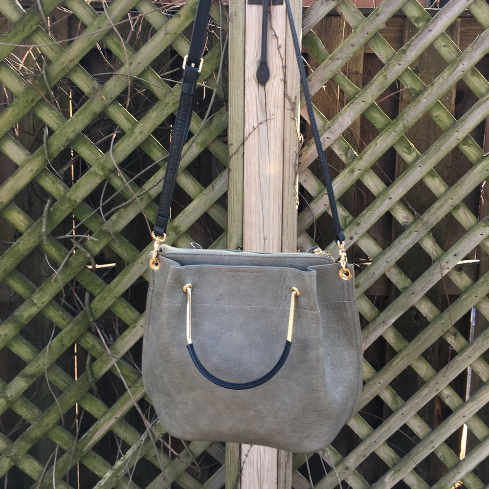 Hand bag with optional/adjustable shoulder strap